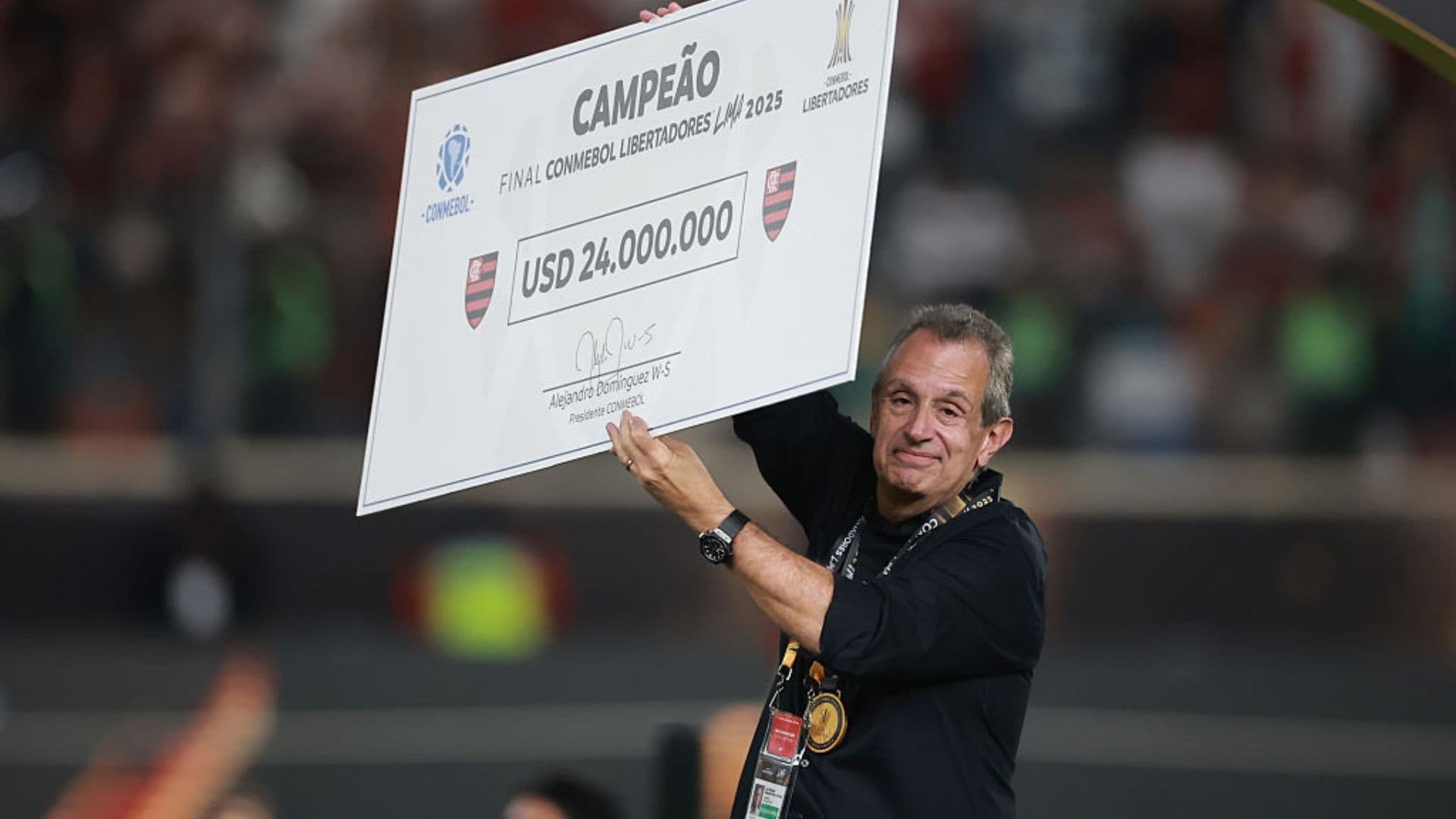 Presidente do Flamengo com premiação da Libertadores. Foto: Getty Images