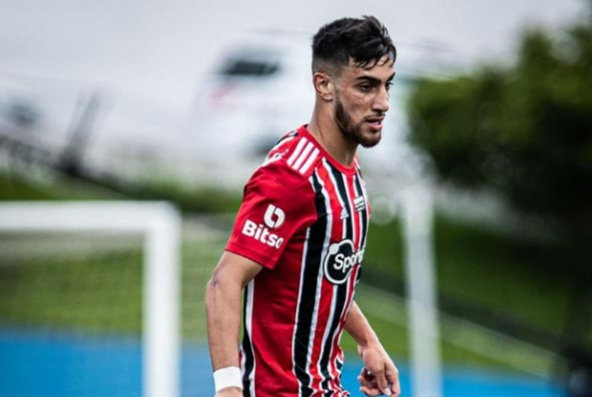 Prints de conversas entre o jogador do São Paulo, Pedrinho, e sua ex-namorada, Amanda Nunes, causaram grande repercussão