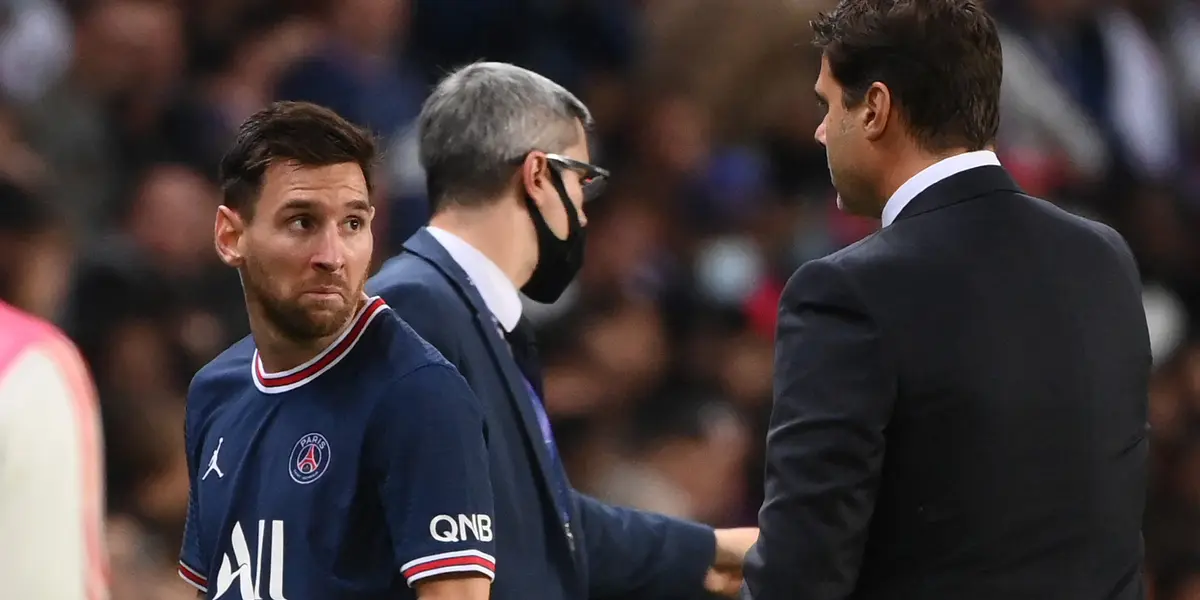 PSG perdia a partida para o Lyon, quando Lionel Messi foi substituído e Maurício Pochettino recebeu uma enxurrada de críticas