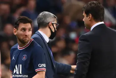 PSG perdia a partida para o Lyon, quando Lionel Messi foi substituído e Maurício Pochettino recebeu uma enxurrada de críticas