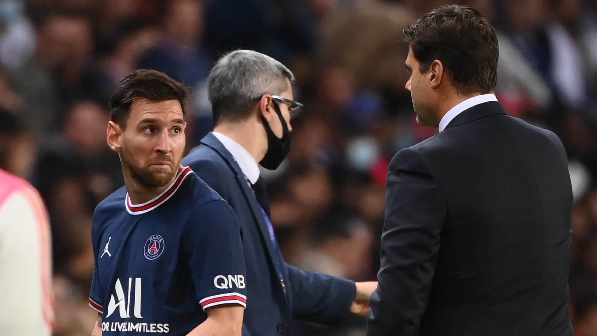 PSG perdia a partida para o Lyon, quando Lionel Messi foi substituído e Maurício Pochettino recebeu uma enxurrada de críticas