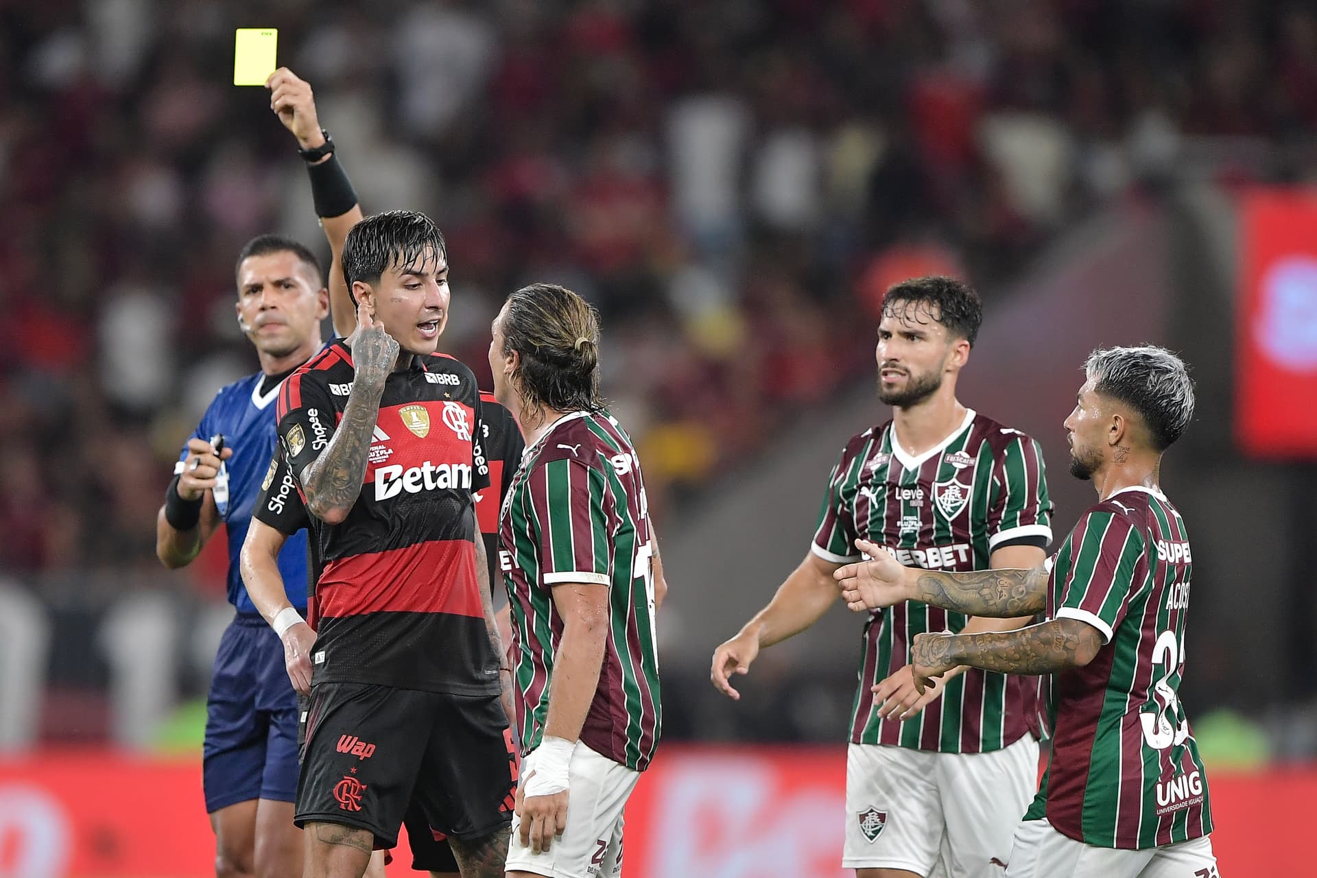 Pulgar jogador do Flamengo disputa lance com Canobbio jogador do Fluminense durante partida no estádio Maracanã pelo campeonato Carioca 2026. Foto: Thiago Ribeiro/AGIF
