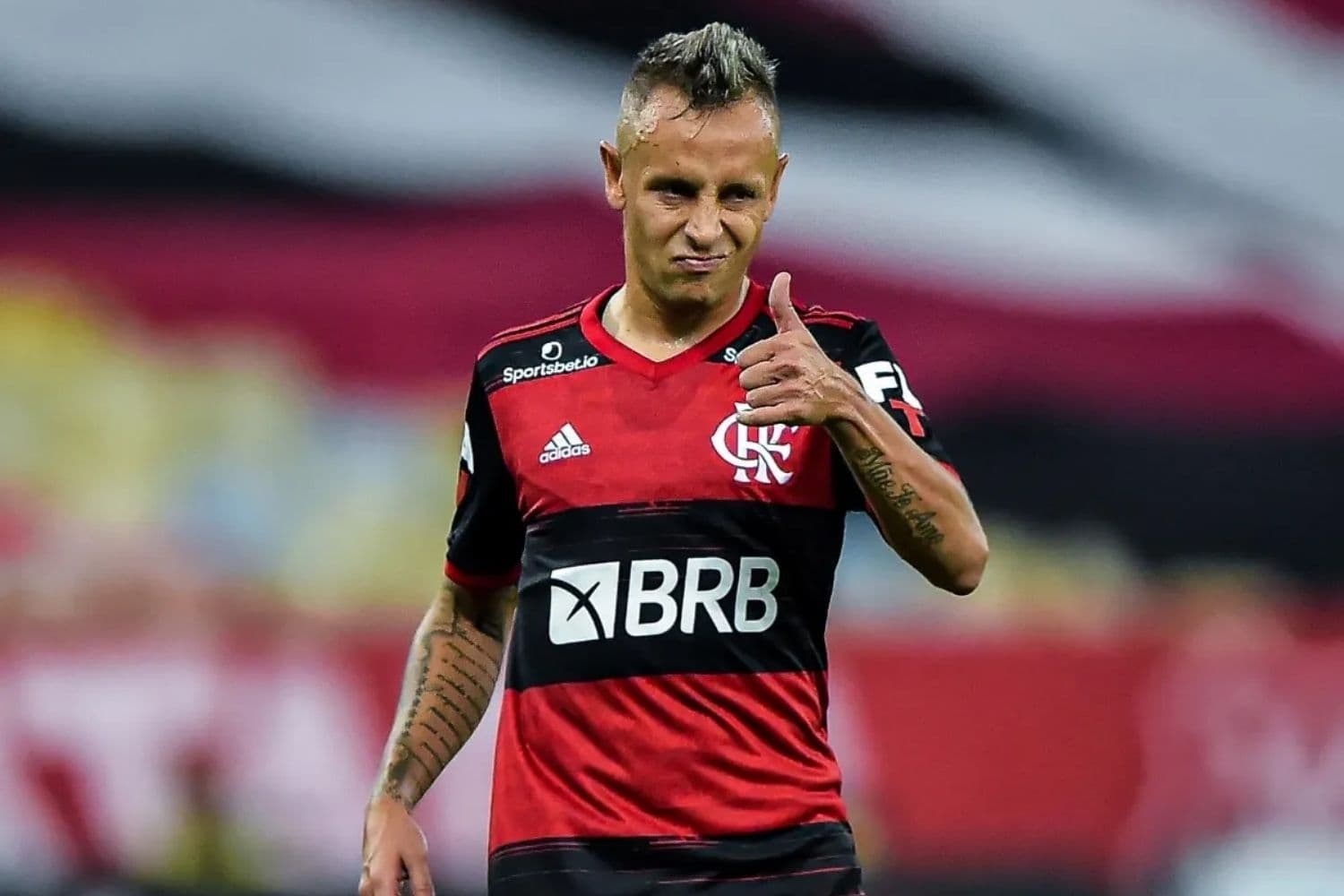 Rafinha não ganhou os parabéns do Flamengo em seu aniversário e clima com ídolo fica tenso