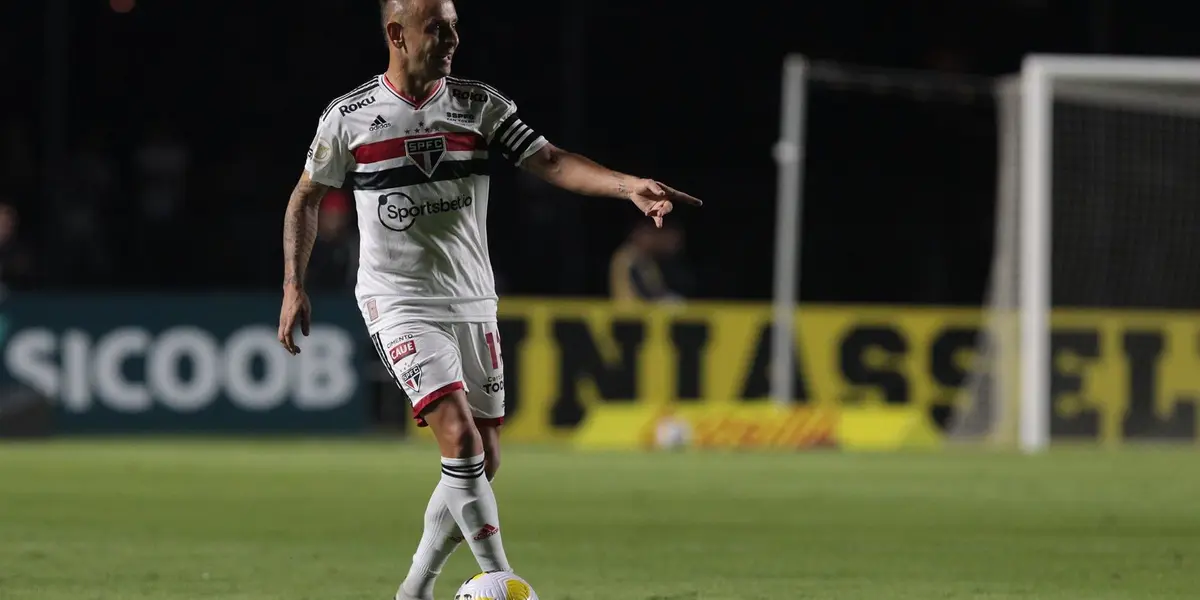 Rafinha, o lateral-direito do São Paulo, se consagrou como o grande herói na vitória contra o Palmeiras, no jogo de ida das quartas de final