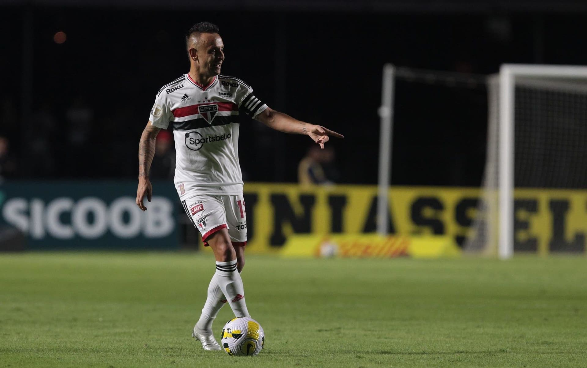 Rafinha, o lateral-direito do São Paulo, se consagrou como o grande herói na vitória contra o Palmeiras, no jogo de ida das quartas de final