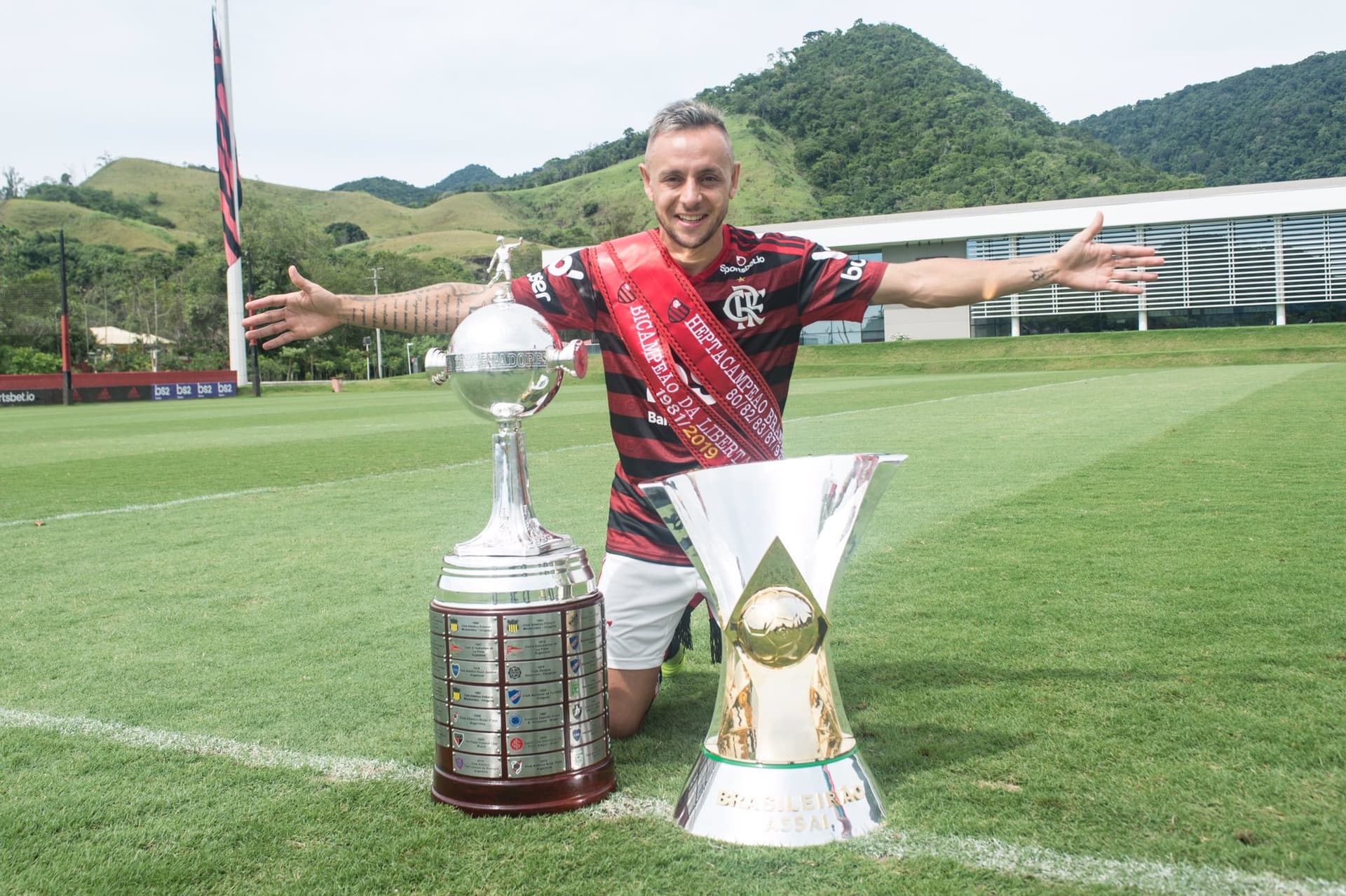 Rafinha pode amargar um rebaixamento em sua carreira e voltar ao Flamengo deve ser sua primeira opção