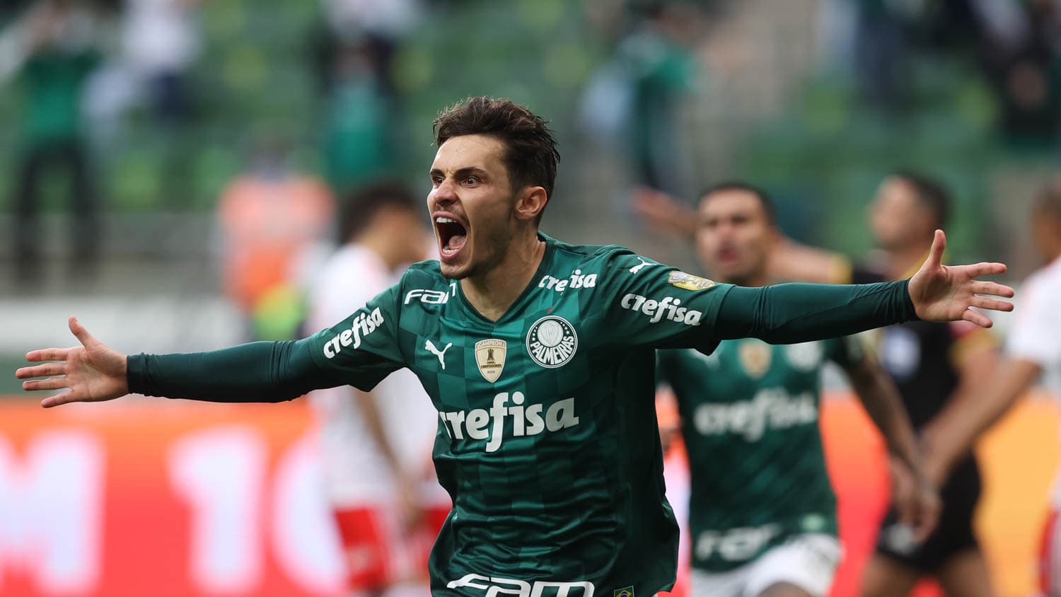 Raphael Veiga faz grande temporada em 2021 e encantou David Beckham com seu desempenho no Palmeiras