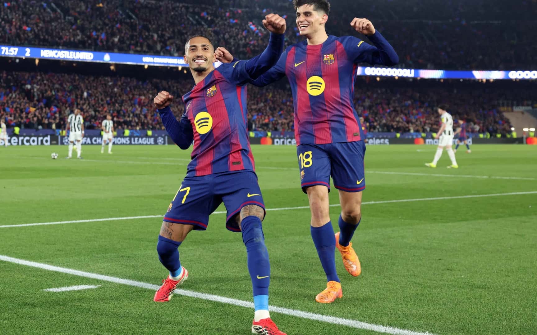 Raphinha comemora gol do Barcelona sobre o Newcastle, na Champions League (Foto: Lluis Gene/AFP