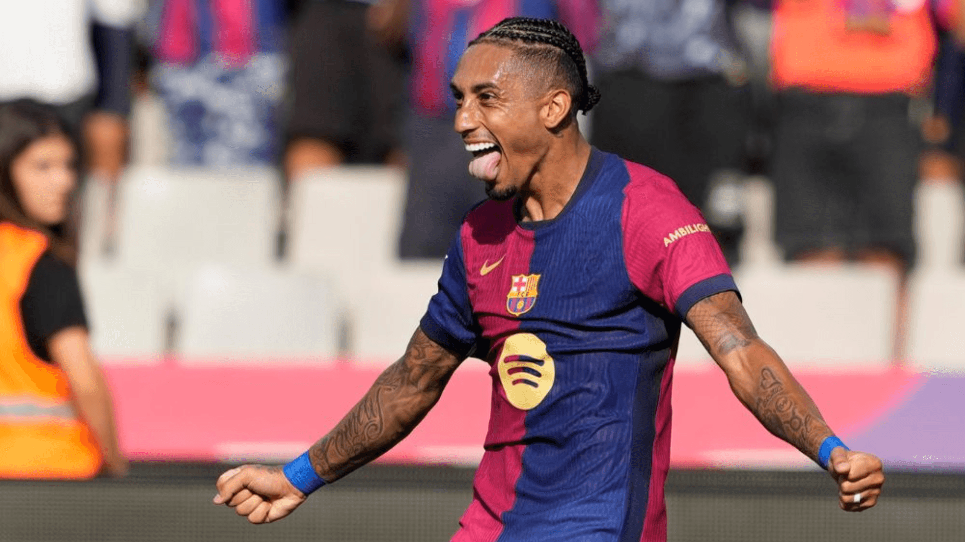 Raphinha comemora gol pelo Barcelona