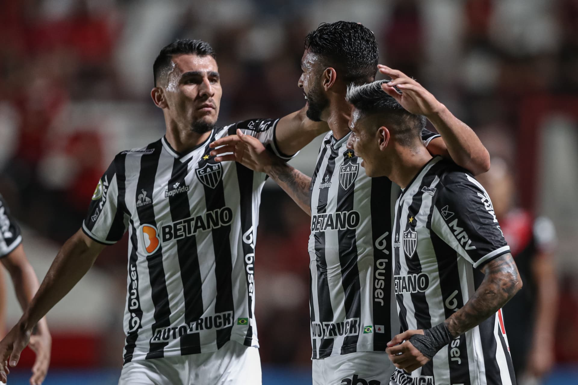Raridade no futebol brasileiro, cláusula "anti-rivais" foi acionada pelo Atlético-MG em venda de Junior Alonso