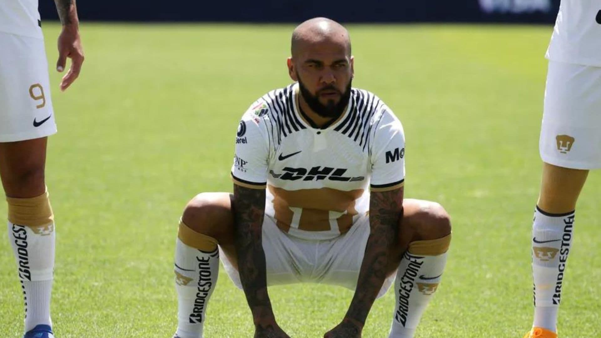 Recentemente, dois jogadores com passagem pela Seleção Brasileira, Daniel Alves e Robinho, estiveram envolvidos em casos como esse