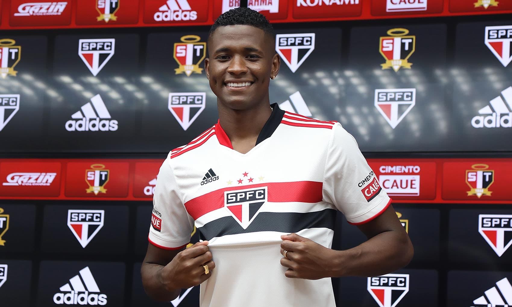 Relação entre lateral direito e técnico do São Paulo está desgastada desde a chegada do jogador no começo da temporada