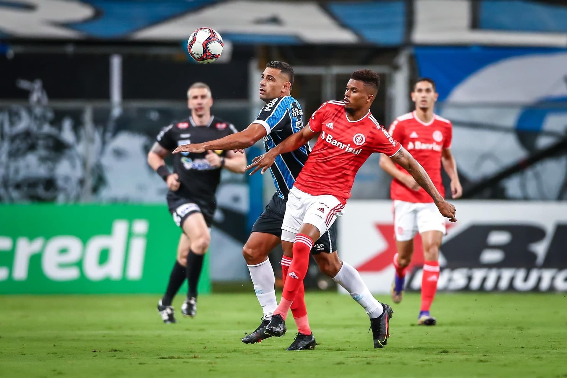 Renato Gaúcho, o treinador do Grêmio, planeja implementar mudanças significativas na equipe para o aguardado clássico Gre-Nal deste domingo