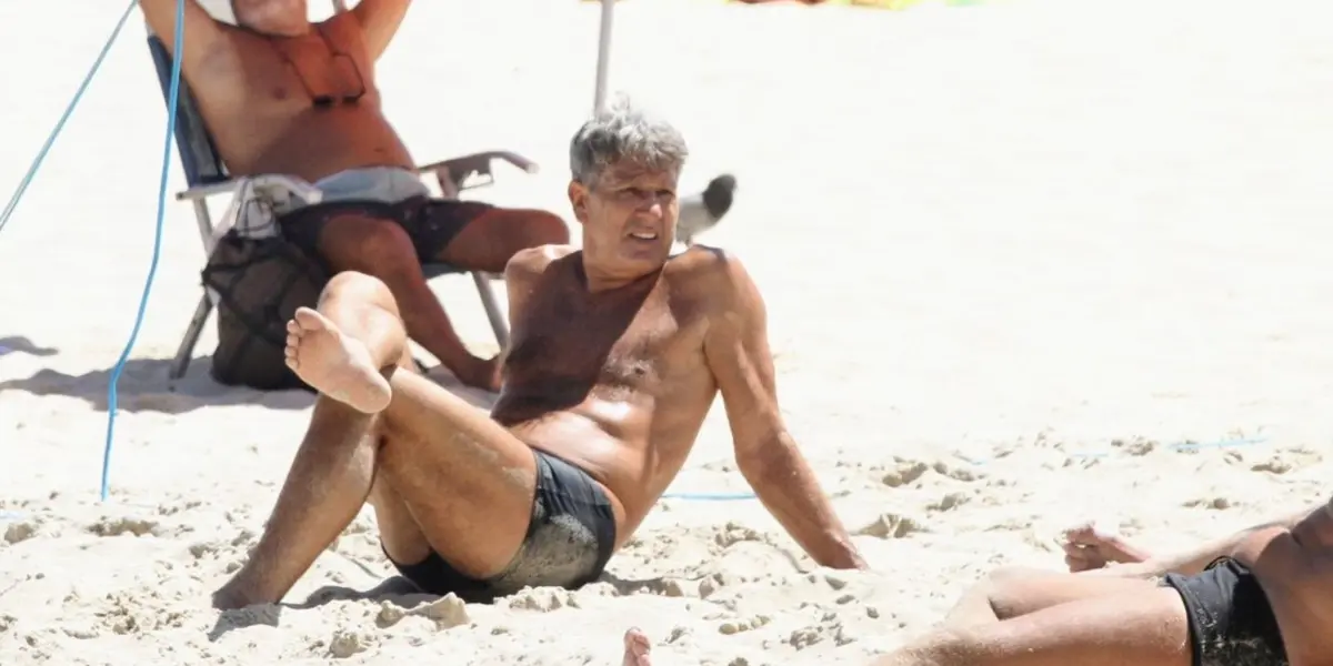 Renato Gaúcho, técnico do Grêmio em 2023, decidiu ele mesmo tirar sua própria folga após o GreNal e foi ao RJ, a diretoria está revoltada