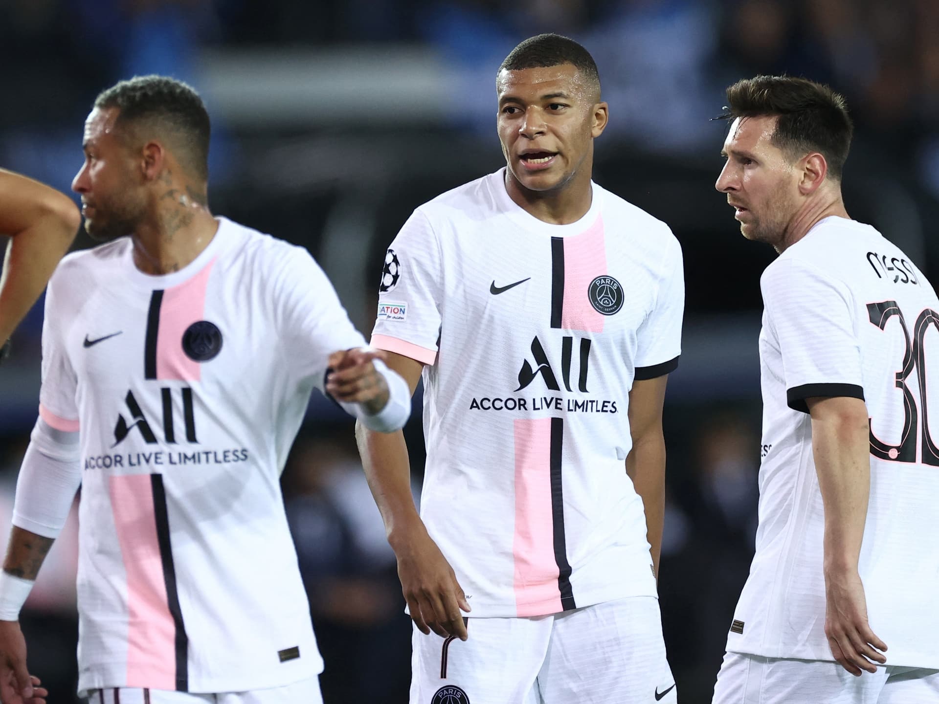 Revista estadunidense lista os dez jogadores mais ricos do futebol mundial e Neymar é o único brasileiro