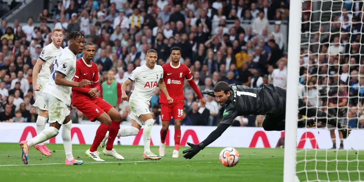 Richarlison finaliza em Alisson não consegue fazer defesa