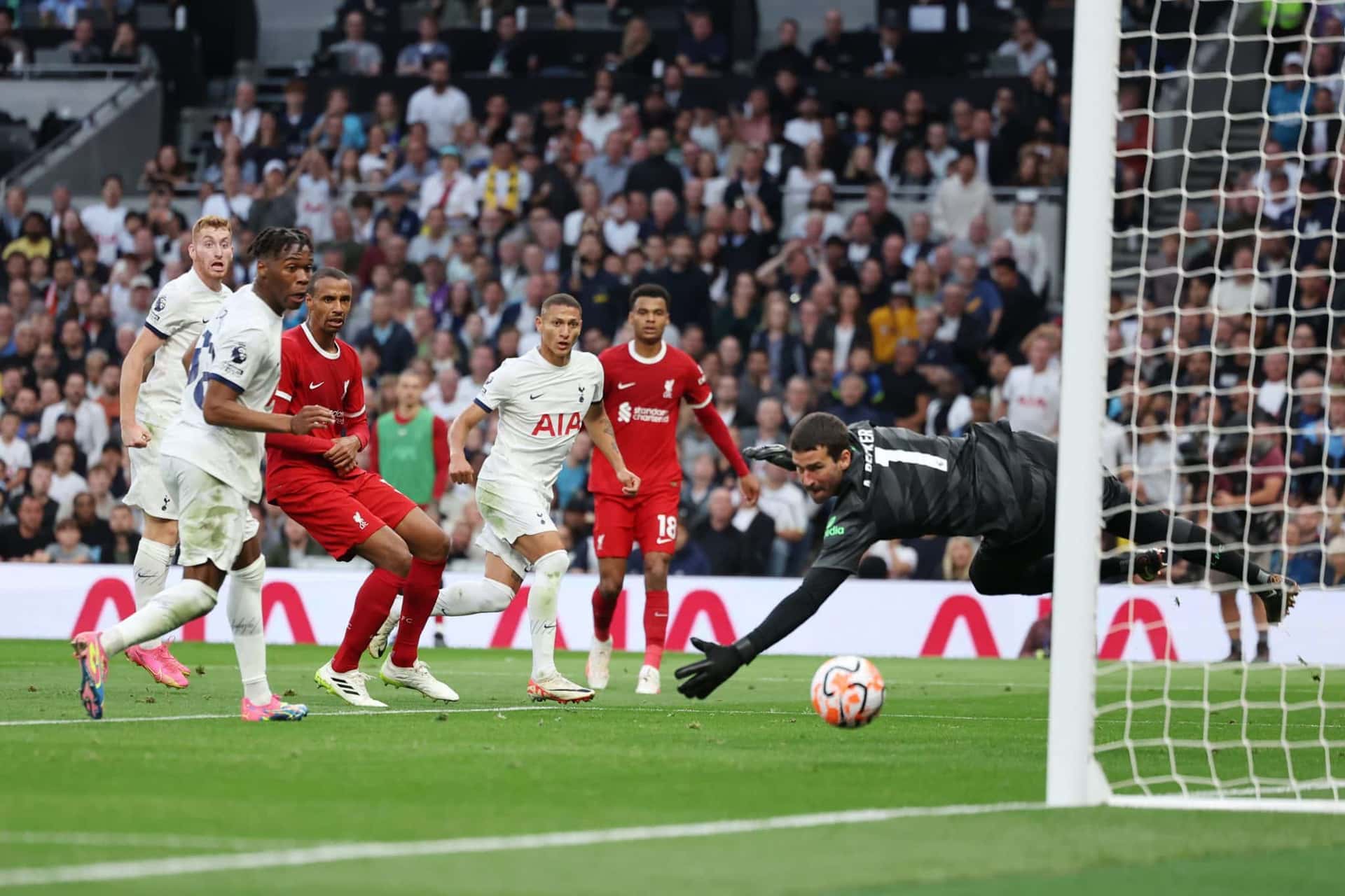 Richarlison finaliza em Alisson não consegue fazer defesa