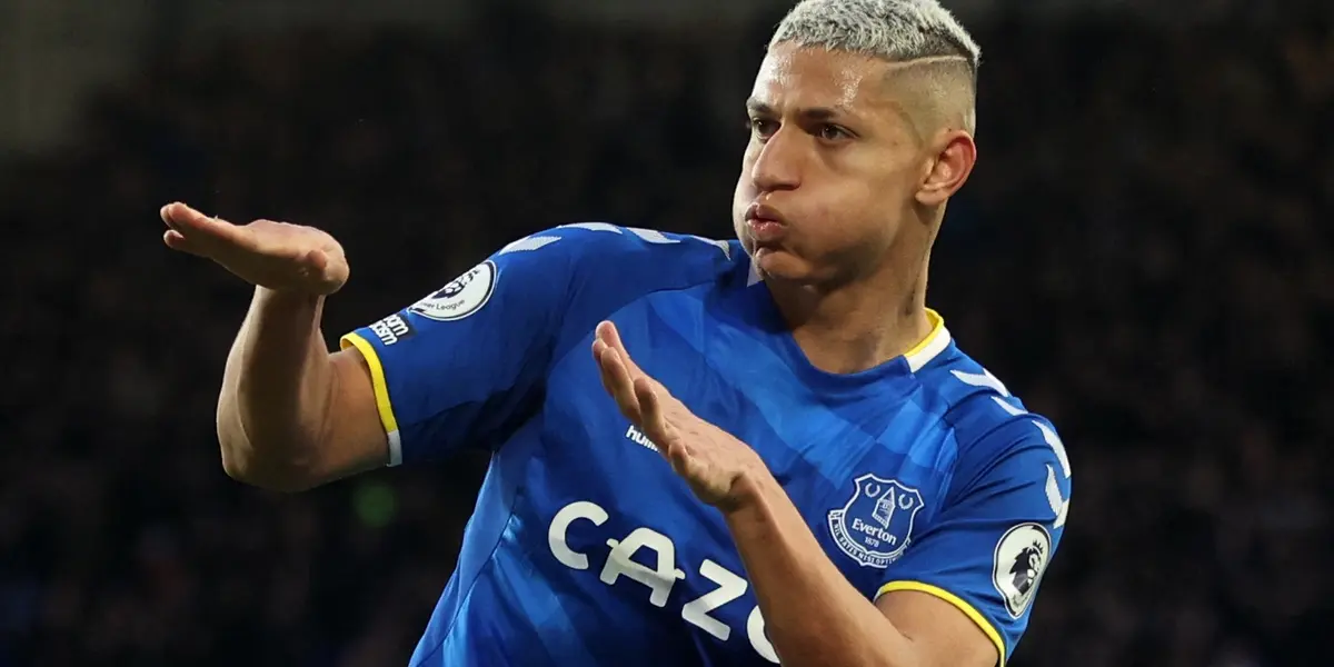 Richarlison marcou um gol importante para o Everton contra o Chelsea na Premier League. O atacante brasileiro comemorou com um flare no Goodison Park