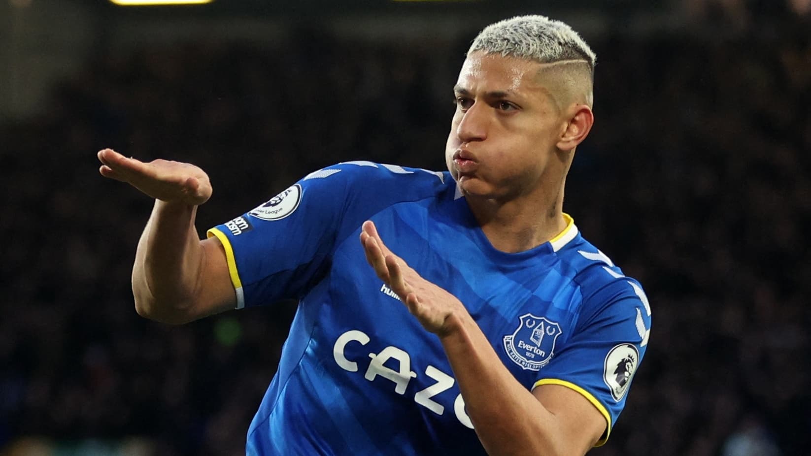 Richarlison marcou um gol importante para o Everton contra o Chelsea na Premier League. O atacante brasileiro comemorou com um flare no Goodison Park