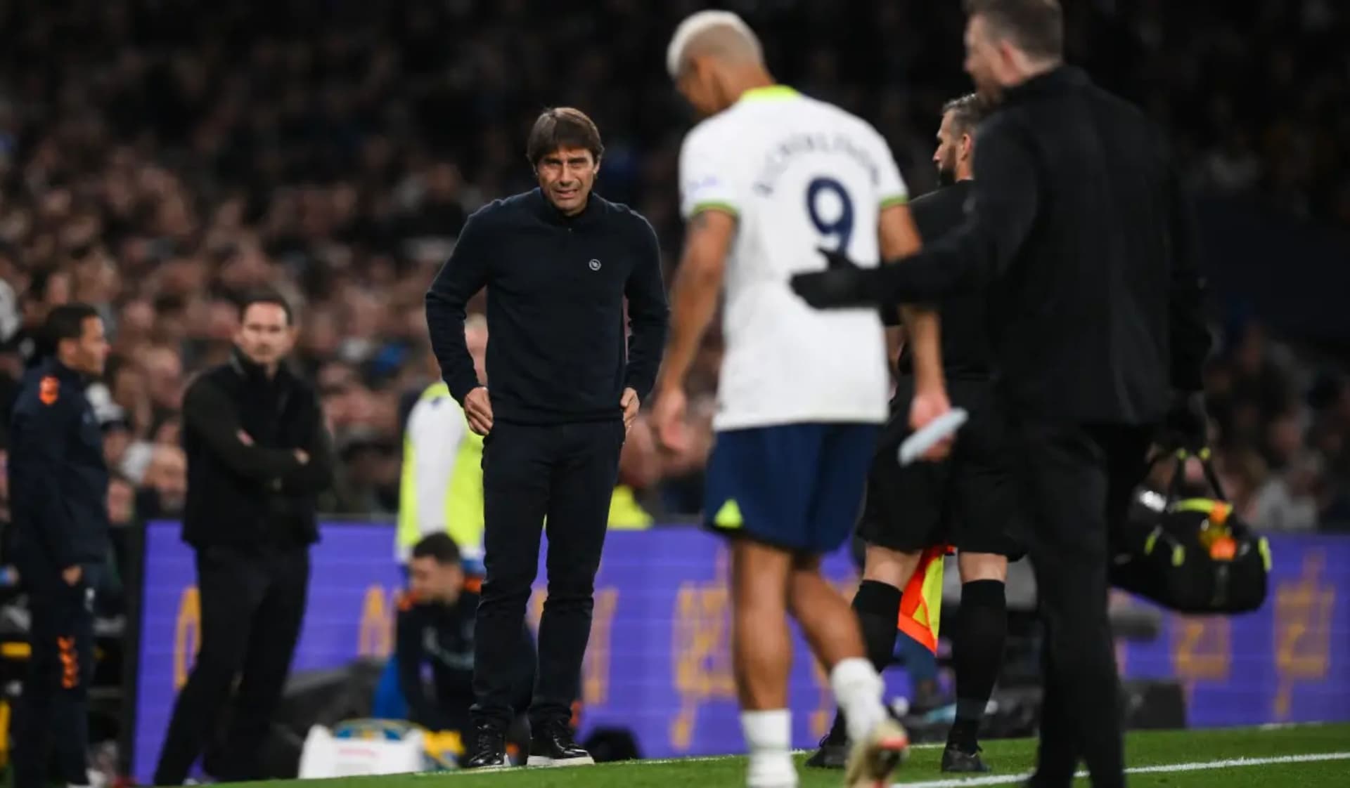 Richarlison se irrita e se defende da polêmica com ex treinador