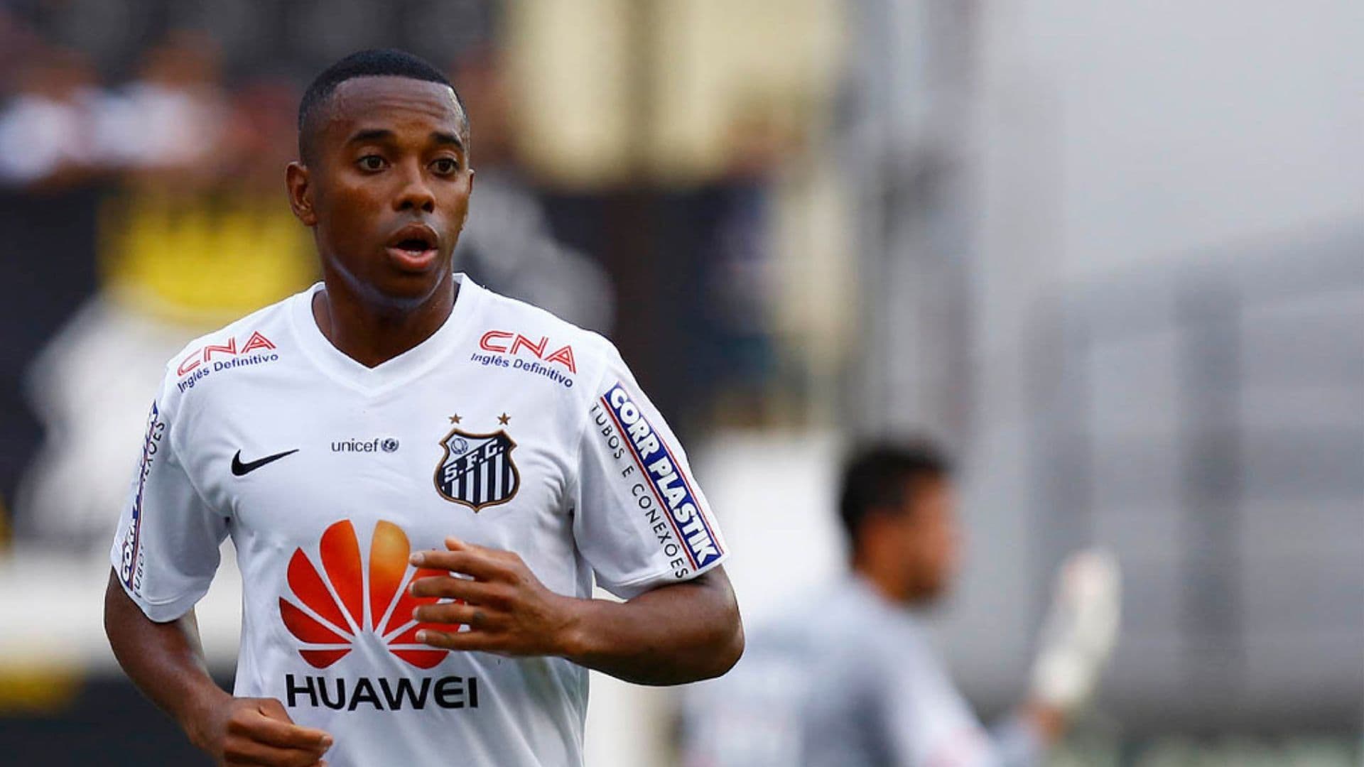 Robinho, foi condenado a 9 anos de prisão pela Justiça italiana por ter participado de uma relação não consentida em grupo contra uma jovem