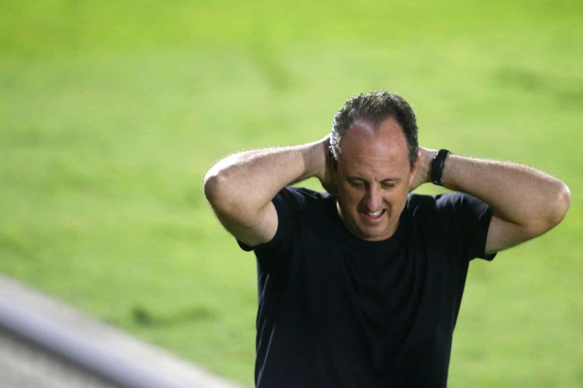 Rogério Ceni, técnico do São Paulo, tem sido alvo de críticas de torcedores e imprensa por não conseguir objetivo