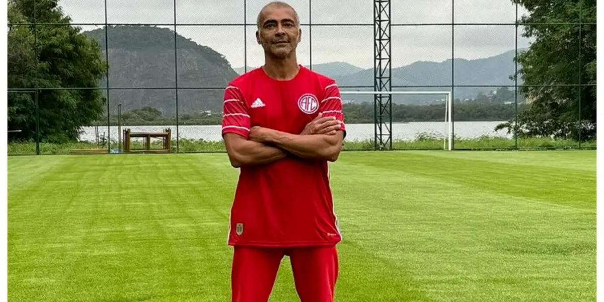 Romário com a camisa do América, do Rio de Janeiro