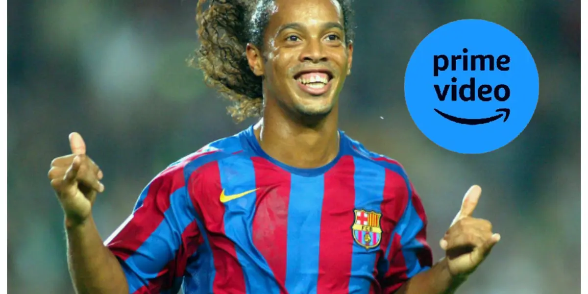 Ronaldinho Gaúcho com a camisa do Barcelona e o escudo do Amazon Prime