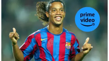 Ronaldinho Gaúcho com a camisa do Barcelona e o escudo do Amazon Prime