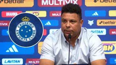 Ronaldo Fenômeno e ao lado o escudo do Cruzeiro