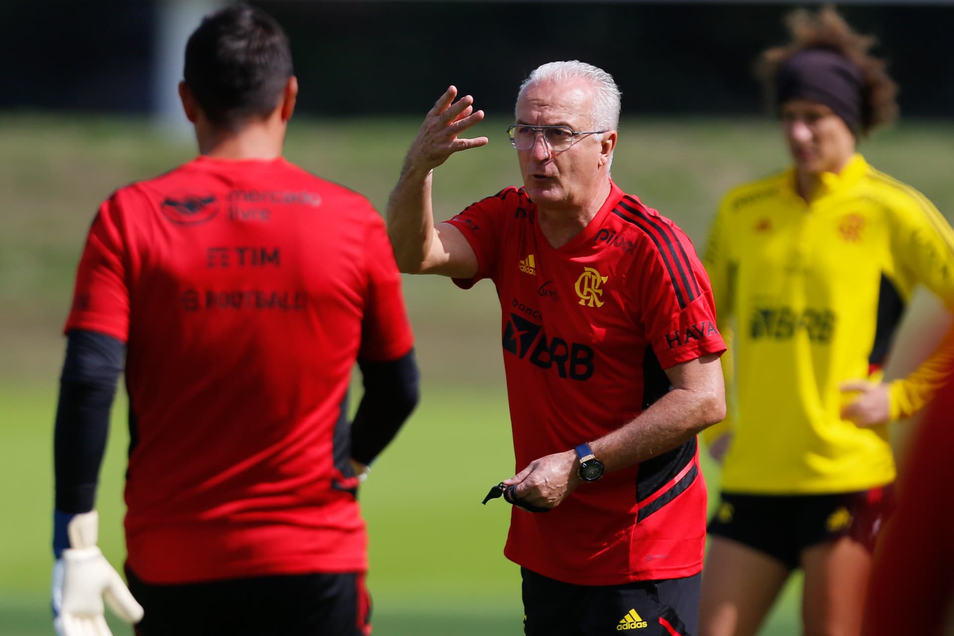Rubro-Negro disputa contratação com rival