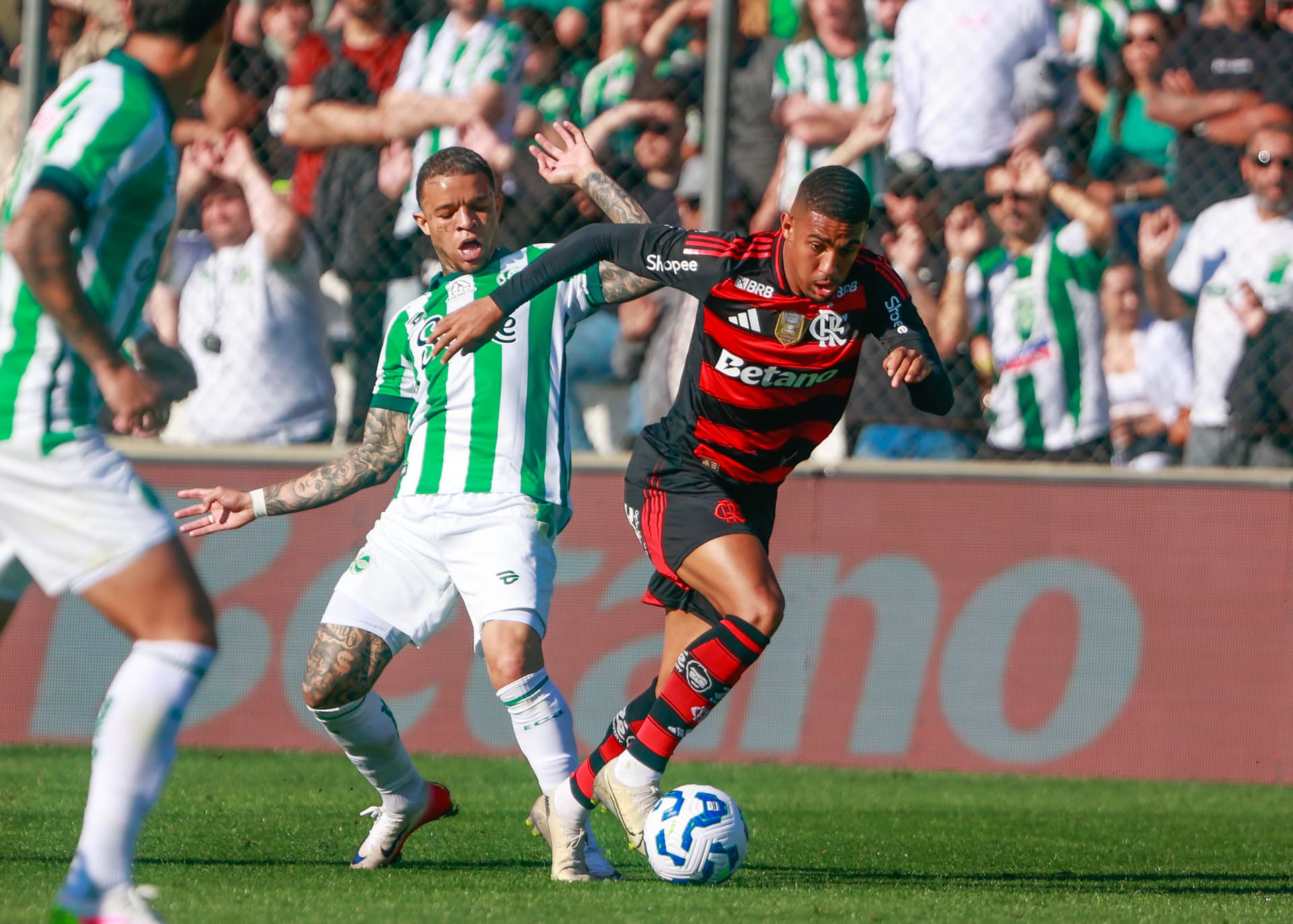 Samuel Lino em ação pelo Flamengo.