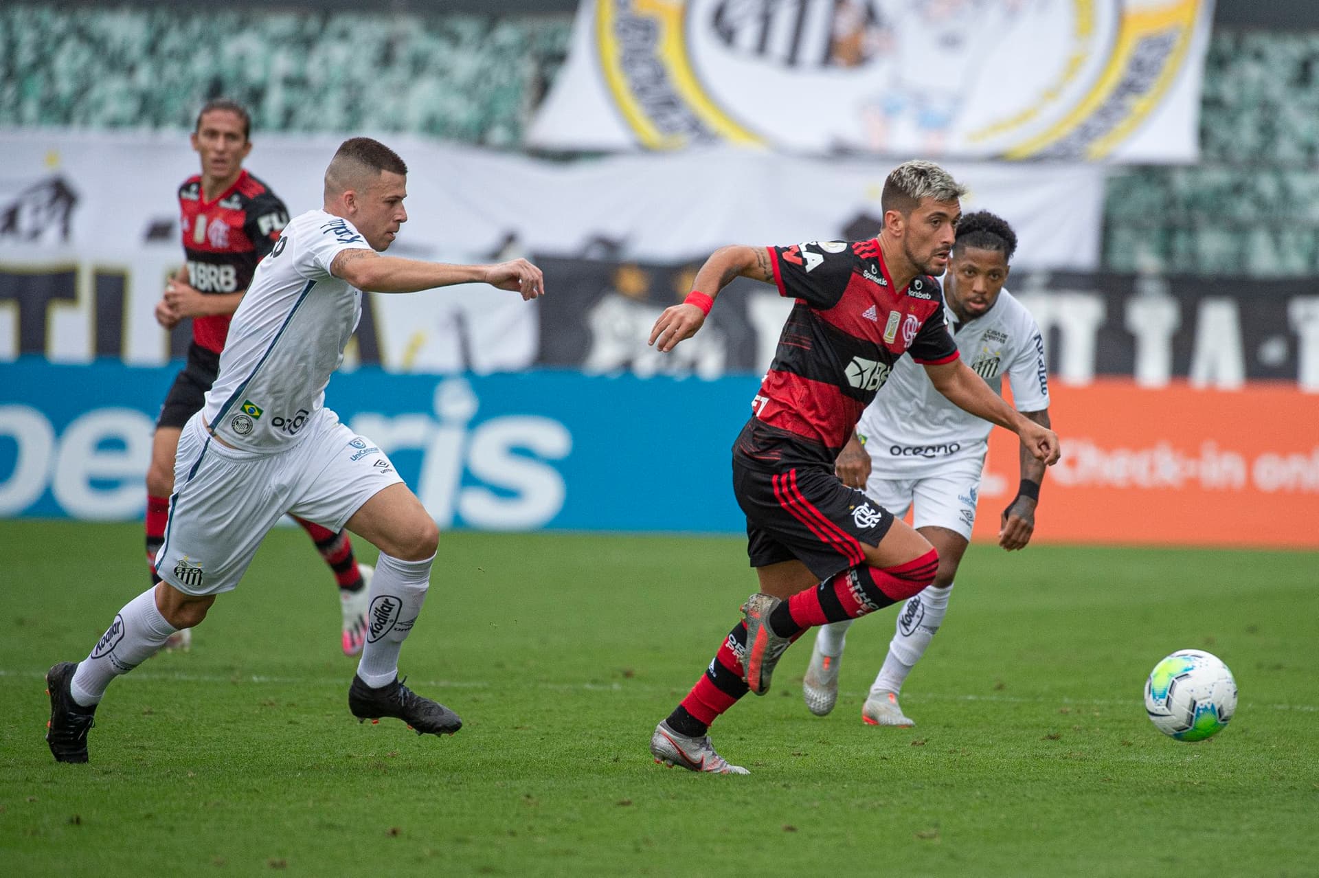 Santos e Flamengo buscam a vitória para se isolar do bolo que está no meio da tabela do Brasileirão