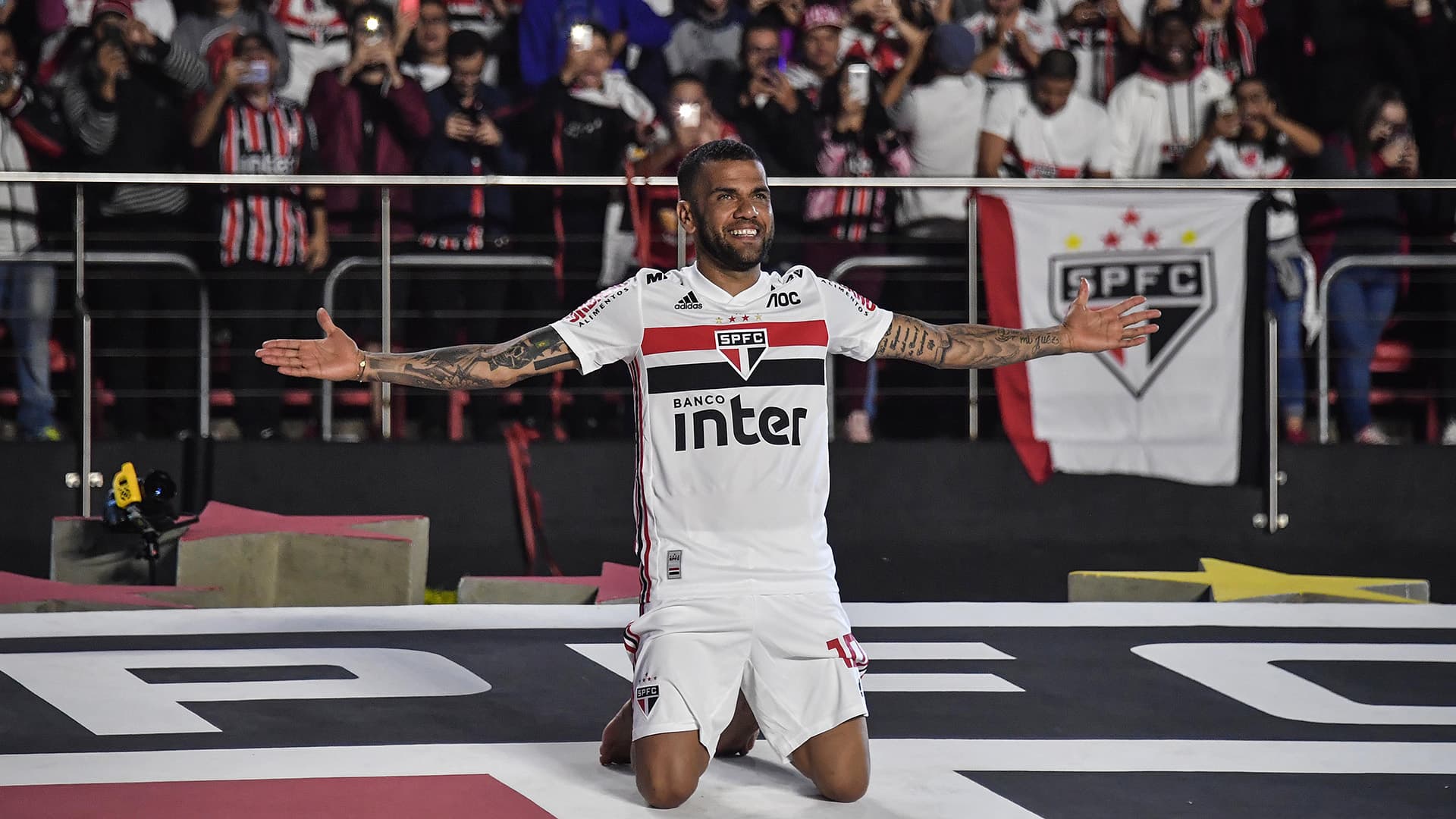 São Paulo ainda não rescindiu o contrato de Daniel Alves, mas é quase impossível que craque jogue outra vez pelo clube