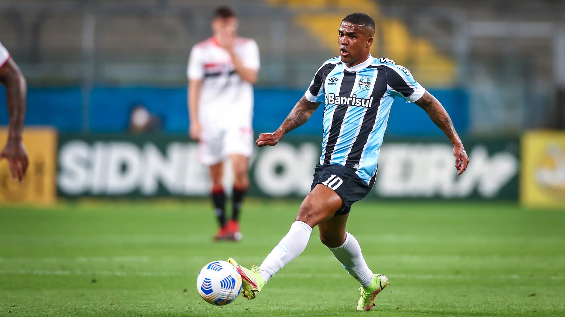 São Paulo avalia contratação de Douglas Costa e findar a crise instaurada no tricolor