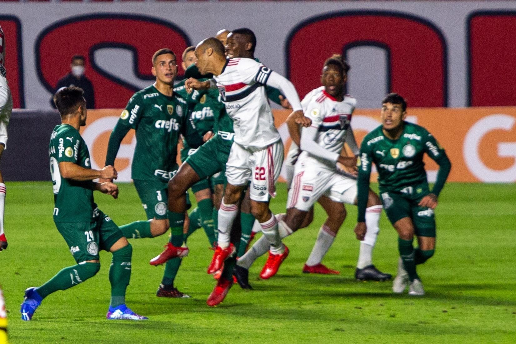 São Paulo e Palmeiras ficaram no empate sem gols pelo Brasileirão com um gol anulado ao fim do jogo que provocou a ira Tricolor