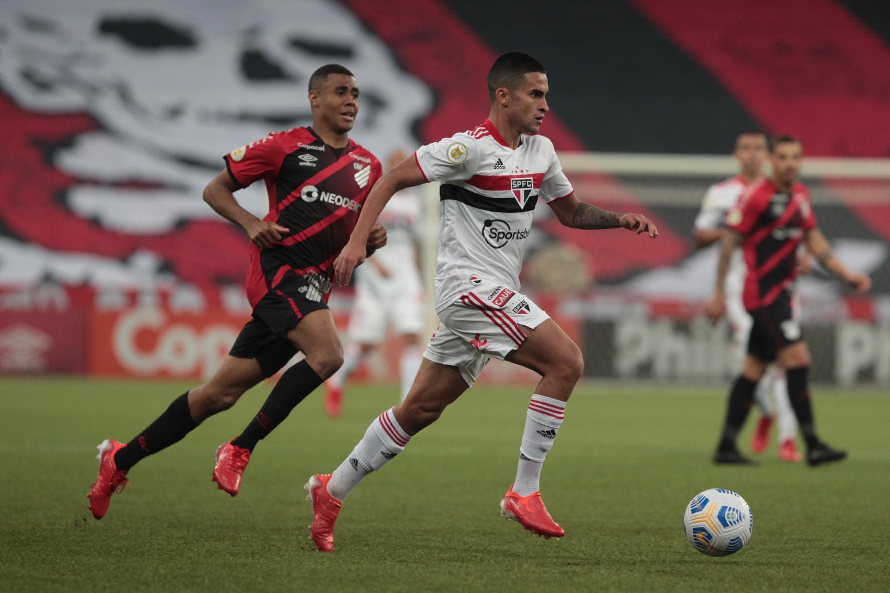 São Paulo enfrenta campeão da Copa Sul-Americana no duelo de desesperados no Brasileirão