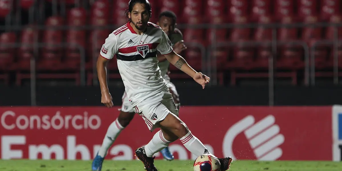 São Paulo estuda trocar Martín Benítez por Hernanes