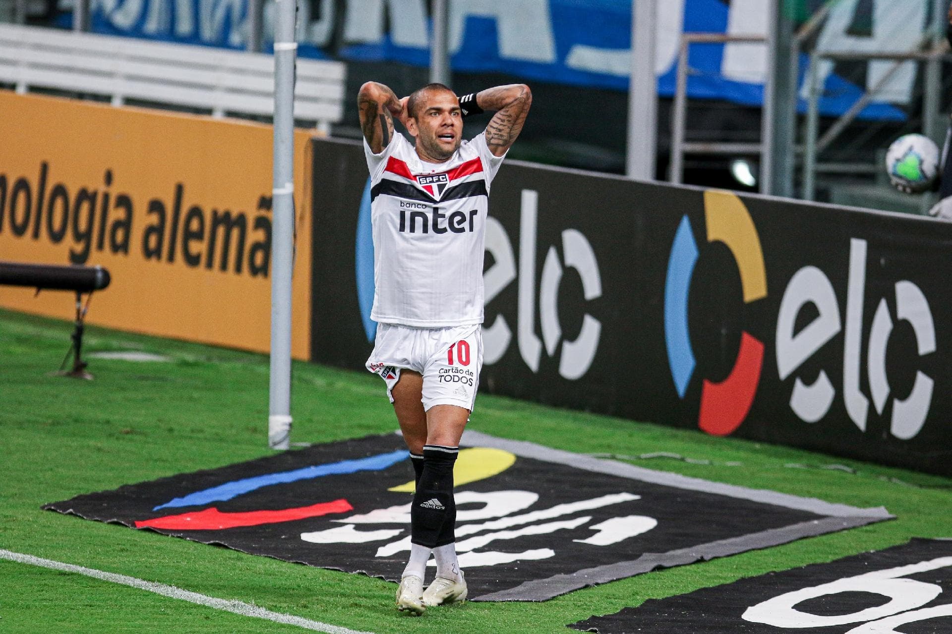São Paulo tem uma difícil escolha para fazer por Daniel Alves