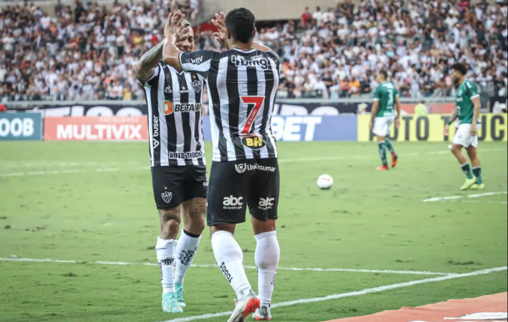 Sasha, Vargas e Hulk fizeram os gols do Galo