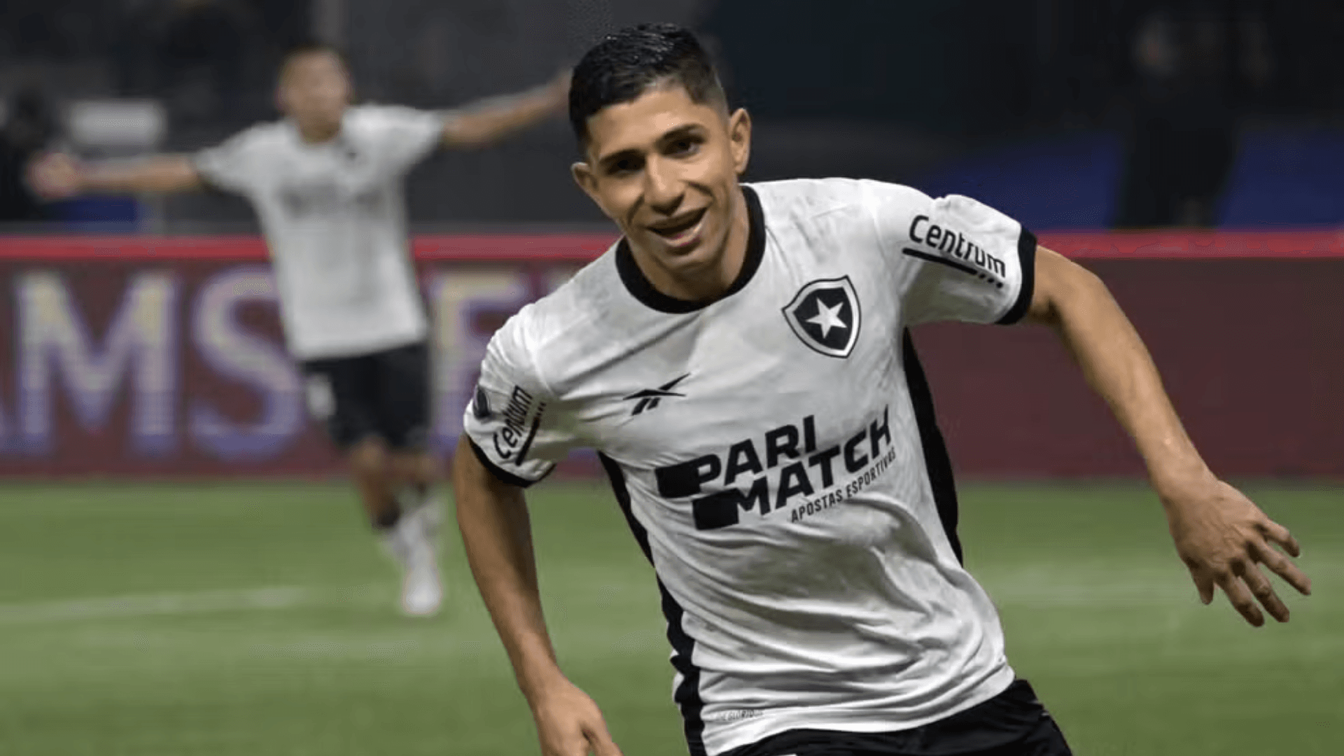 Savarino comemora gol do Botafogo