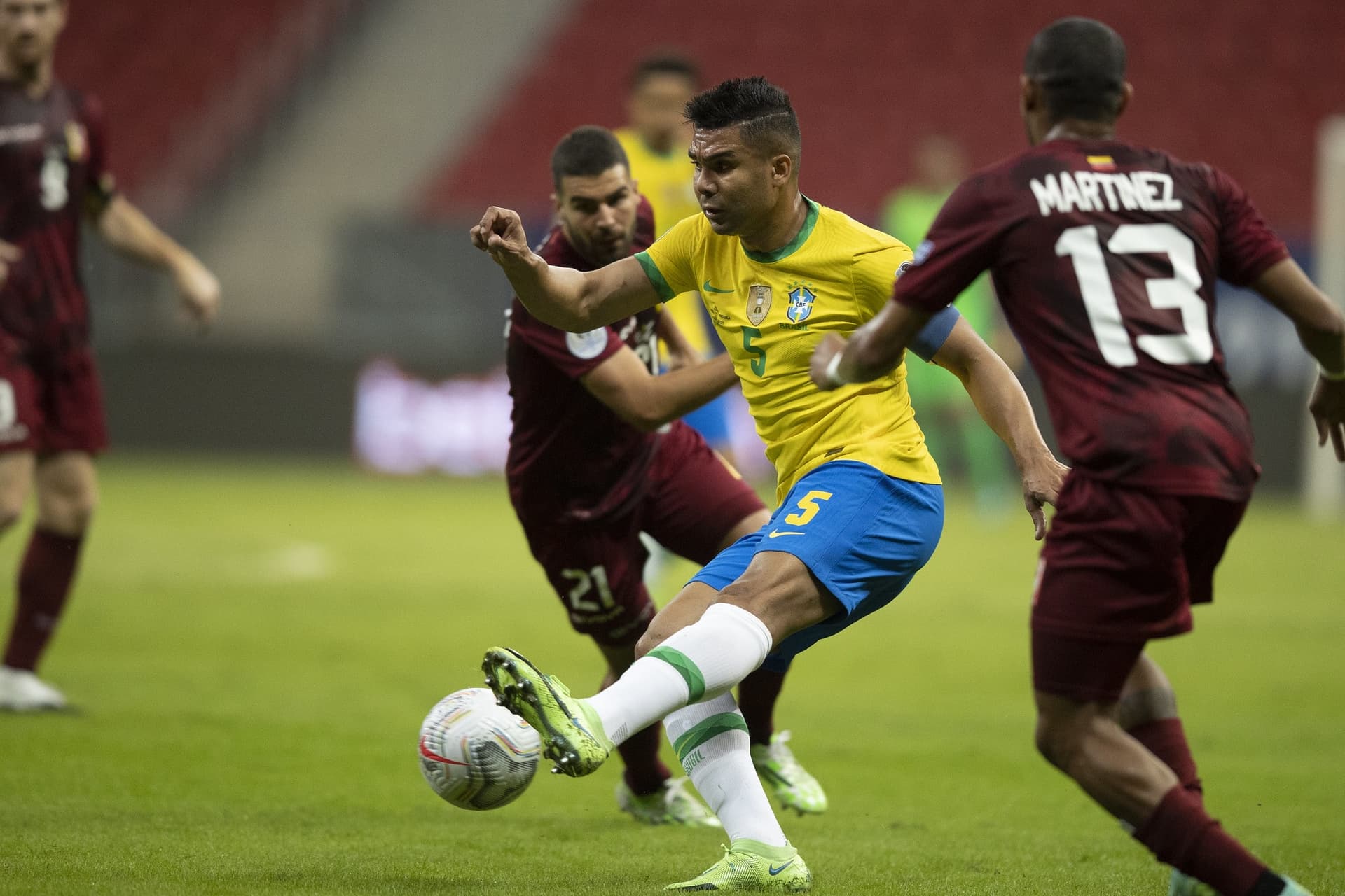 Seleção brasileira volta a campo no duelo entre o primeiro e último colocado das Eliminatórias