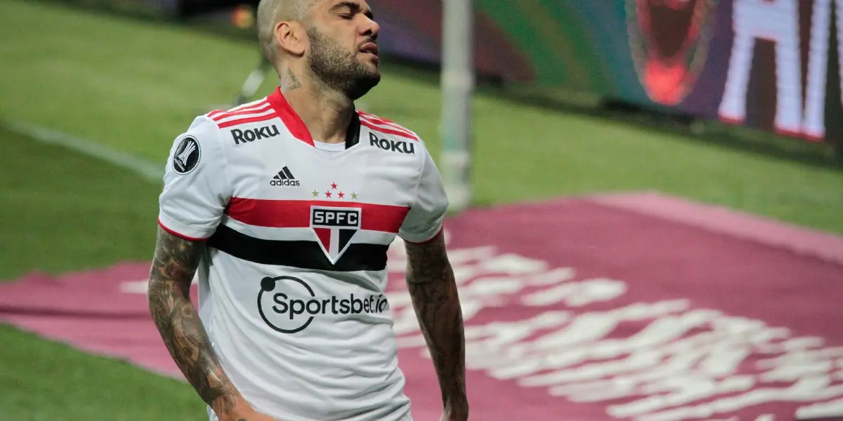 Sem a Copa Libertadores, Daniel Alves pode encerrar sua passagem no São Paulo antes do momento que esperava