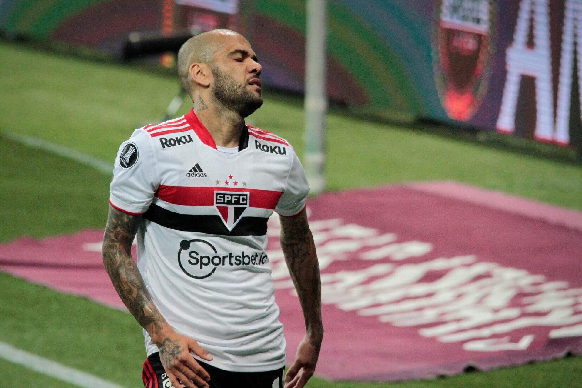 Sem a Copa Libertadores, Daniel Alves pode encerrar sua passagem no São Paulo antes do momento que esperava