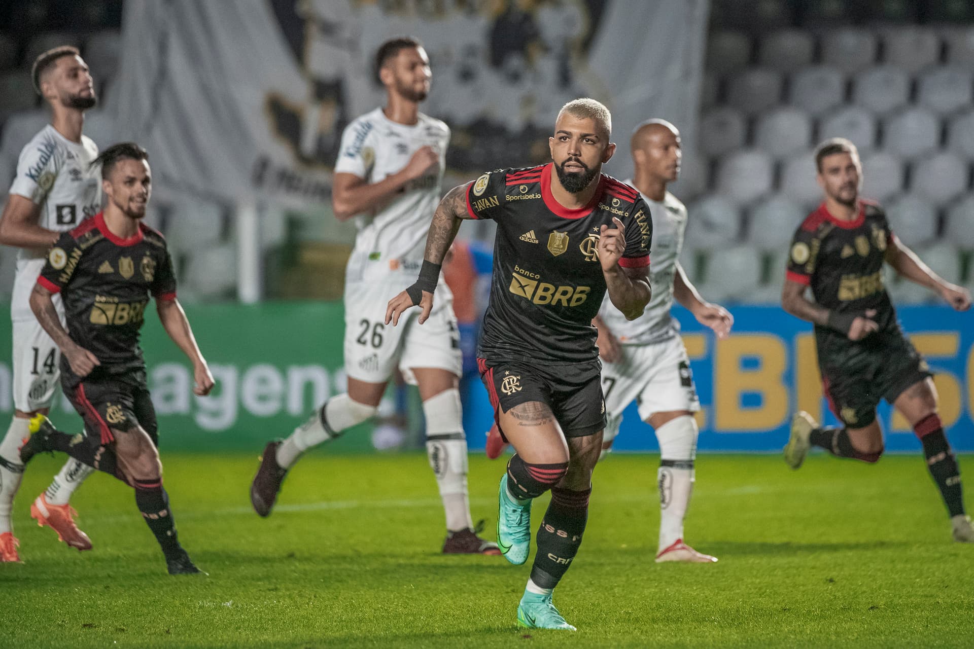 Sem pretensões no campeonato, Flamengo encara o Santos que ainda sonha com a vaga na Copa Libertadores 2022