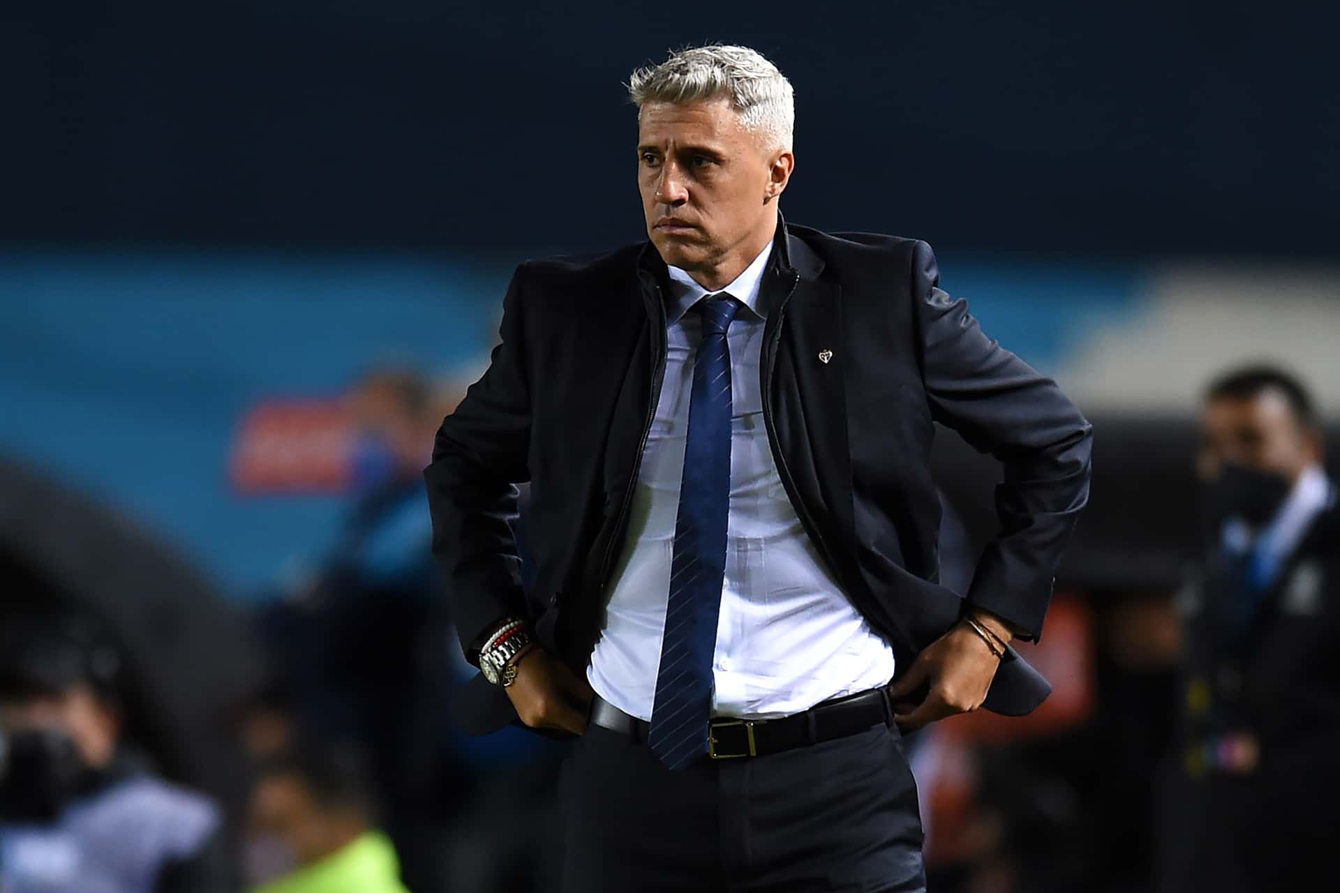 Técnico argentino cobra valores da rescisão de contrato