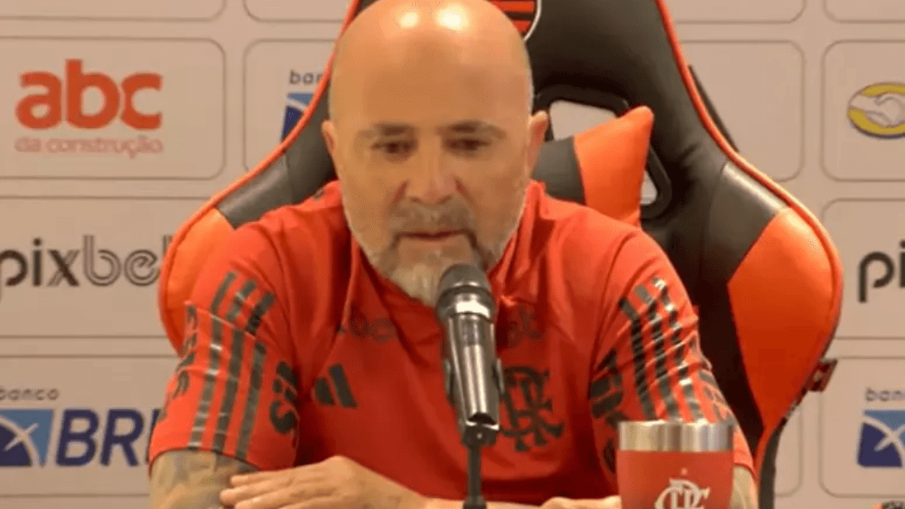 Técnico argentino foi surpreendido com notícia e precisou “se desdobrar” antes do jogo