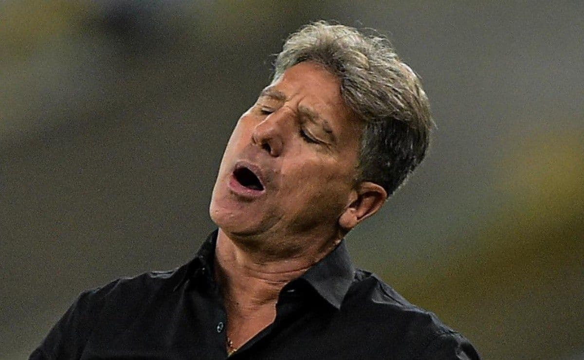 Técnico chegou a discutir com o lateral durante duelo contra o São Paulo no passado
