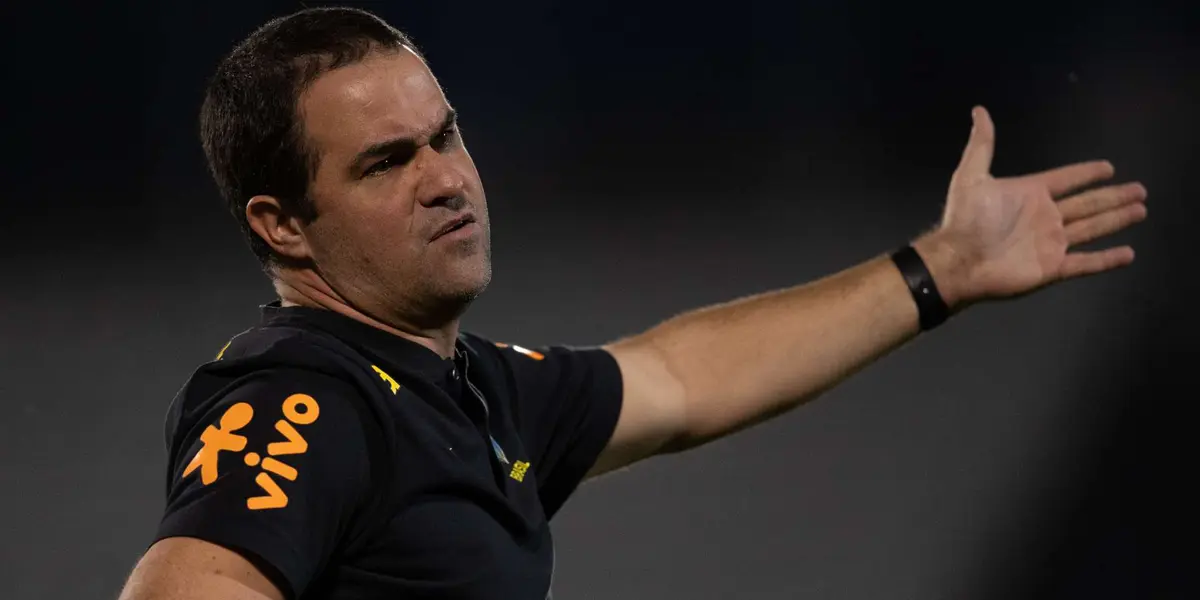 Técnico é visto com desconfiança por parte da torcida e tem histórico de atritos com atletas