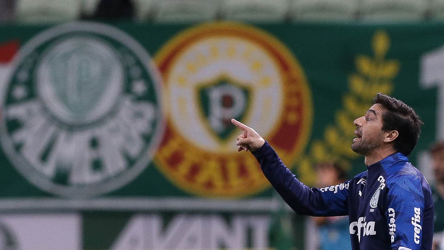 Técnico ficou bem emocionado ao completar um ano no Verdão